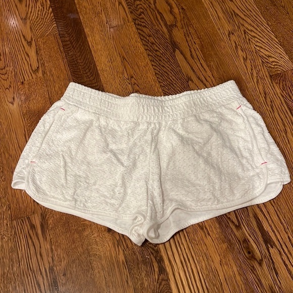 Hi-Line Woman’s White Shorts Size Small - Picture 1 of 5